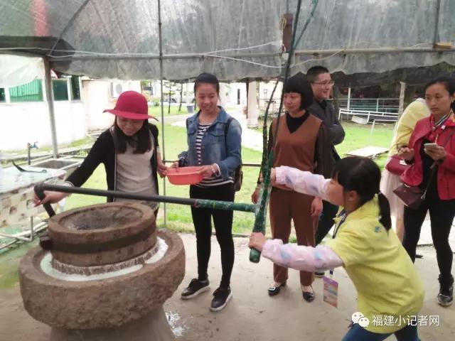 【圍觀】福建小記者走進(jìn)農(nóng)場(chǎng)體驗(yàn)農(nóng)耕樂趣 【圍觀】福建小記者走進(jìn)農(nóng)場(chǎng)體驗(yàn)農(nóng)耕樂趣