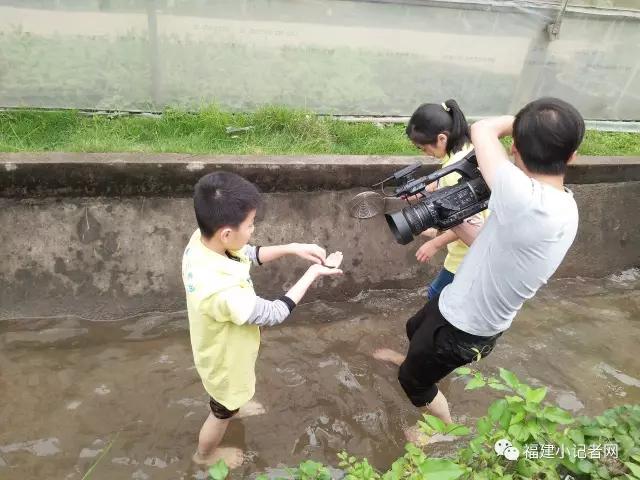 【圍觀】福建小記者走進(jìn)農(nóng)場(chǎng)體驗(yàn)農(nóng)耕樂趣 【圍觀】福建小記者走進(jìn)農(nóng)場(chǎng)體驗(yàn)農(nóng)耕樂趣