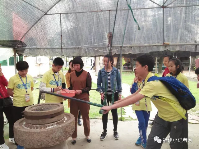 【圍觀】福建小記者走進(jìn)農(nóng)場(chǎng)體驗(yàn)農(nóng)耕樂趣 【圍觀】福建小記者走進(jìn)農(nóng)場(chǎng)體驗(yàn)農(nóng)耕樂趣