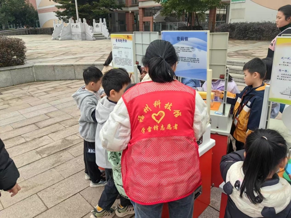 科普大篷車走進(jìn)高新區(qū)實(shí)驗(yàn)小學(xué)