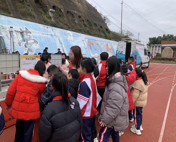 福州科技館科普大篷車走進苔菉中心小學(xué)