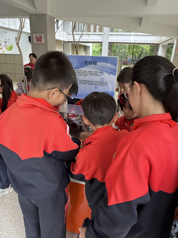 第十個“中國航天日”福州科技館科普大篷車走進(jìn)福州高新區(qū)旗山中心小學(xué)
