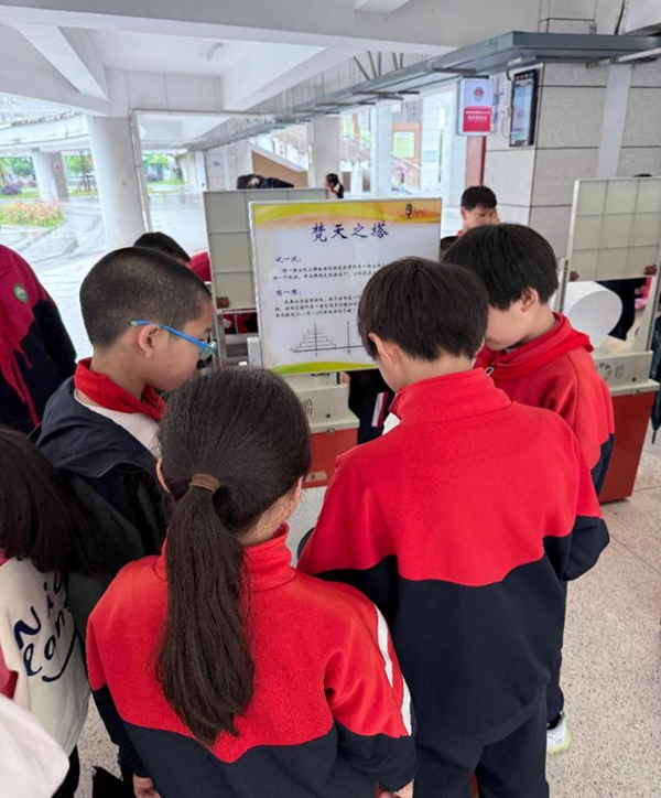 第十個“中國航天日”福州科技館科普大篷車走進(jìn)福州高新區(qū)旗山中心小學(xué)
