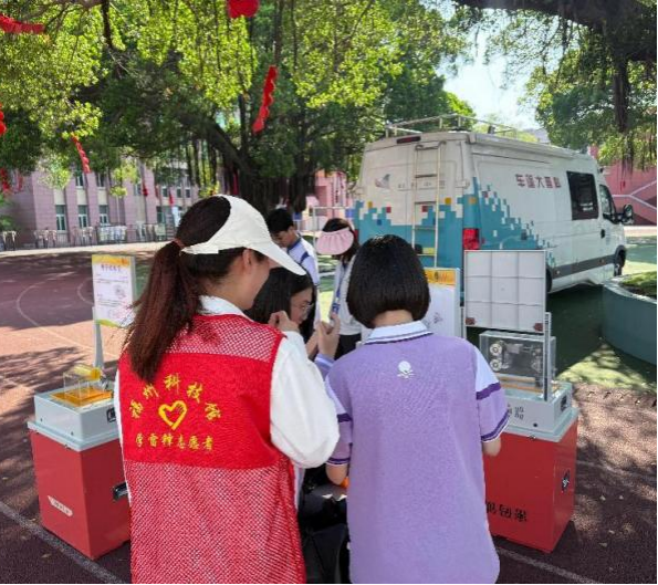 “創(chuàng)想未來 智慧青春”——福州科技館科普大篷車走進福清華僑中學(xué)