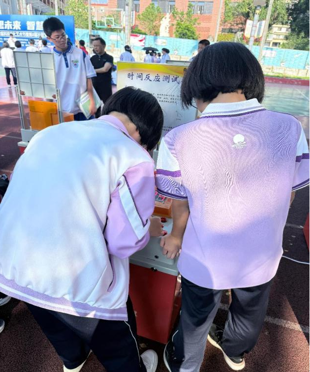 “創(chuàng)想未來 智慧青春”——福州科技館科普大篷車走進福清華僑中學(xué)