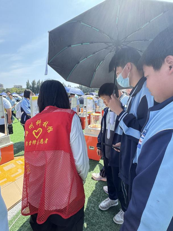 “科技大篷車進校園，科藝雙馨潤童心”——福州科技館科普大篷車走進福清德旺中學