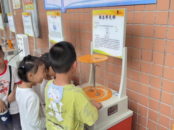 “探秘科學(xué)海洋，點(diǎn)亮岐小夢想”——連江縣黃岐中心小學(xué)迎來奇妙科普之旅