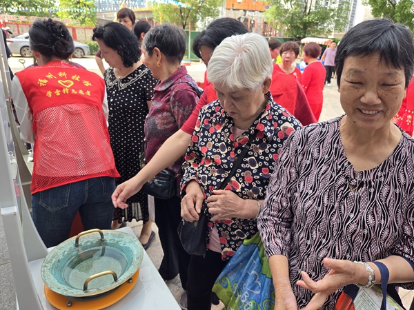 “科普零距離，歡樂滿宏山”——福州科技館科普車走進(jìn)鼓山鎮(zhèn)宏山社區(qū)