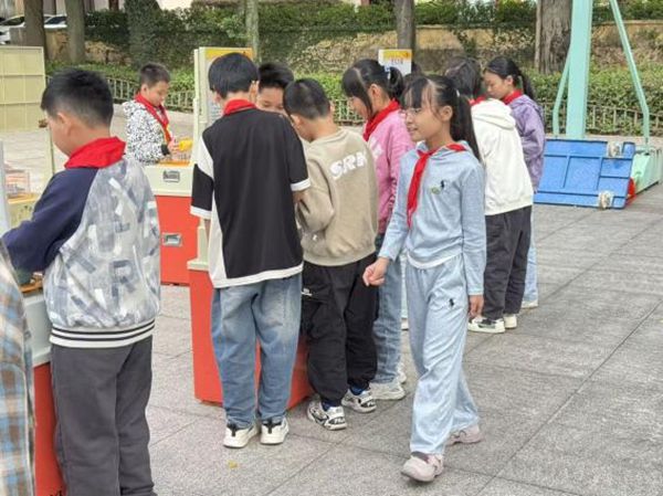 “科技大篷車，點燃科學(xué)夢”——長樂區(qū)鶴上鎮(zhèn)中心小學(xué)相約福州科技館共探科學(xué)秘境
