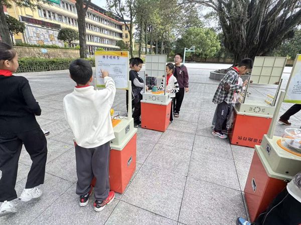 “科技大篷車，點燃科學(xué)夢”——長樂區(qū)鶴上鎮(zhèn)中心小學(xué)相約福州科技館共探科學(xué)秘境