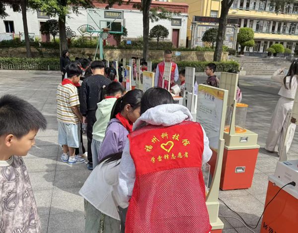 “科技大篷車，點燃科學(xué)夢”——長樂區(qū)鶴上鎮(zhèn)中心小學(xué)相約福州科技館共探科學(xué)秘境