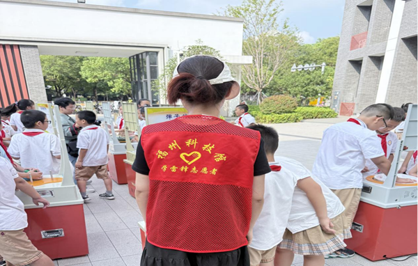 科普大篷車進校園 科創(chuàng)火種燃青春——福州三十二中科技節(jié)活動