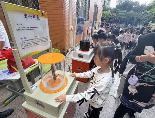 “追光科學(xué)家，驅(qū)動新征程”——福州市鼓山新區(qū)小學(xué)相約福州科技館共赴趣味科學(xué)之約