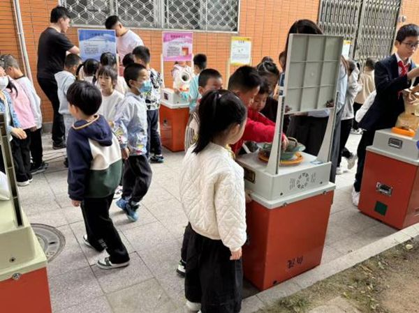 “追光科學(xué)家，驅(qū)動新征程”——福州市鼓山新區(qū)小學(xué)相約福州科技館共赴趣味科學(xué)之約