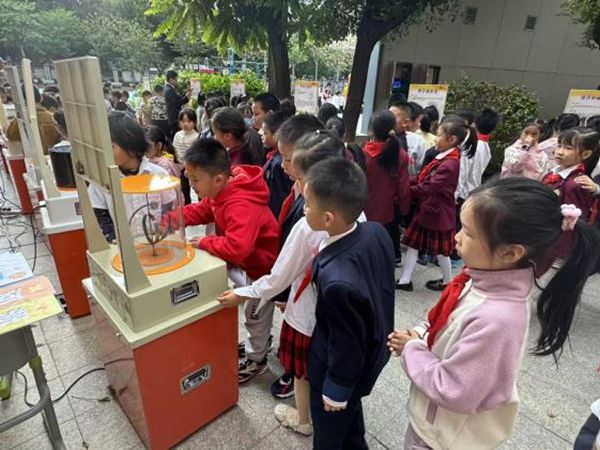 “追光科學(xué)家，驅(qū)動新征程”——福州市鼓山新區(qū)小學(xué)相約福州科技館共赴趣味科學(xué)之約