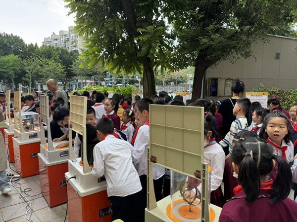 “追光科學(xué)家，驅(qū)動新征程”——福州市鼓山新區(qū)小學(xué)相約福州科技館共赴趣味科學(xué)之約