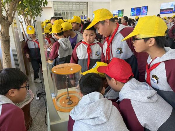 “科技伴成長，創(chuàng)新驅(qū)動夢”——連江縣第二實驗小學相約福州科技館共尋科學佳境