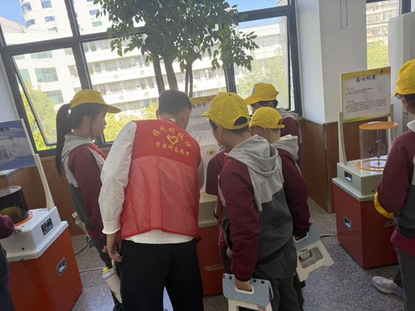 “科技伴成長，創(chuàng)新驅(qū)動夢”——連江縣第二實驗小學相約福州科技館共尋科學佳境