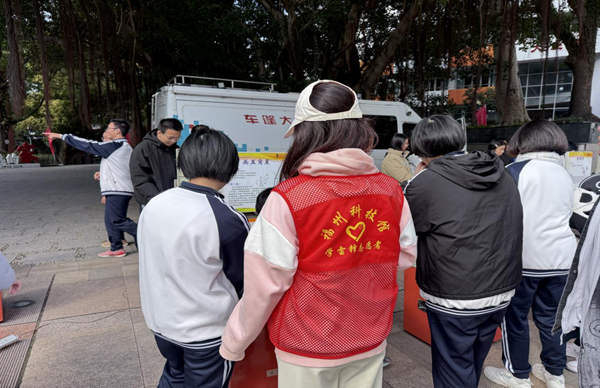 大篷車“智”入?yún)呛?科創(chuàng)夢點(diǎn)亮校園——福州科技館科普大篷車助力長樂一中2025年科技節(jié)