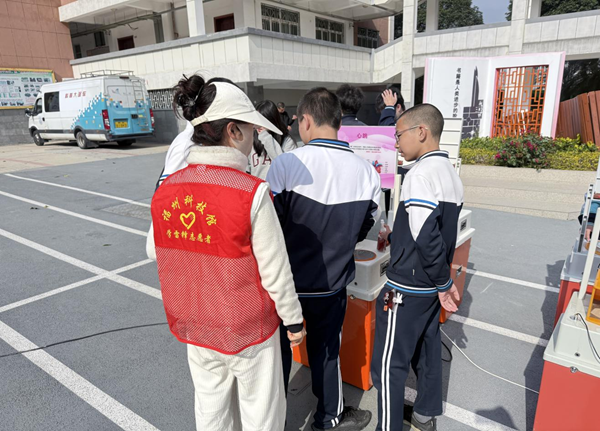 科藝節(jié)添“科”味！福州科技館大篷車與二附中學(xué)子共赴科創(chuàng)之約