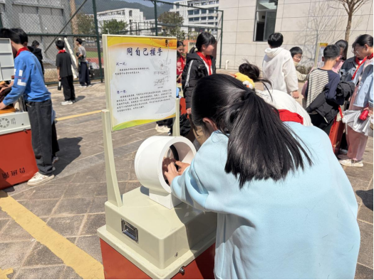 科學(xué)之光暖校園  逐夢(mèng)之路啟新程