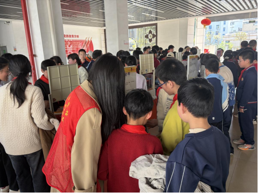 科學(xué)之光暖校園  逐夢(mèng)之路啟新程