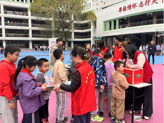 科普點(diǎn)亮光明未來——福州科技館科普大篷車進(jìn)福州實(shí)驗(yàn)小學(xué)