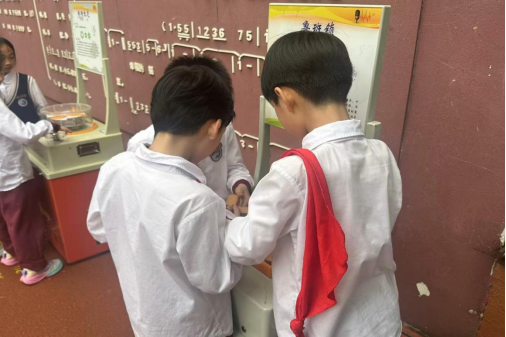 “策馬探科學 逐夢創(chuàng)未來”福州科技館 科普大篷車走進福清元洪師范附小