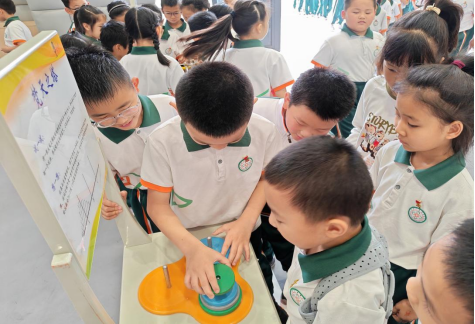 移動科普課堂 護航青春成長 ——福州科技館科普大篷車走進福清市百合小學第二校區(qū)
