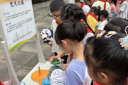 播撒科學火種 點亮學子夢想——福州科技館科普大篷車走進閩侯竹岐高洲小學