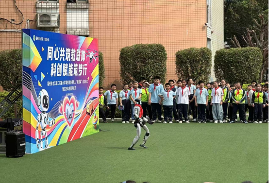 科技點(diǎn)亮夢(mèng)想 創(chuàng)新筑夢(mèng)未來——福州科技館科普大篷車走進(jìn)臺(tái)江第二實(shí)驗(yàn)小學(xué)