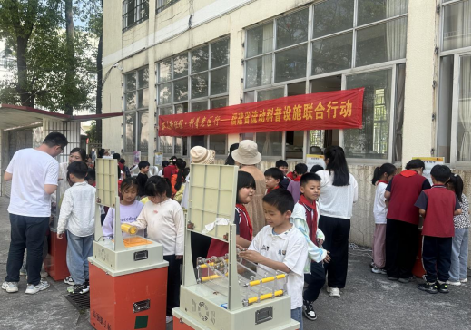 科普大篷車駛?cè)敫Ｇ迳限?科學(xué)之光點亮梧崗校園