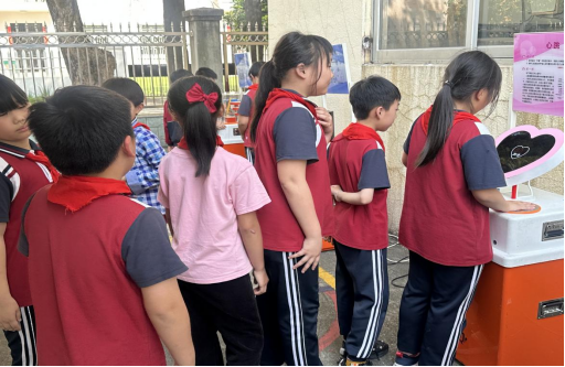 科普大篷車駛?cè)敫Ｇ迳限?科學(xué)之光點亮梧崗校園