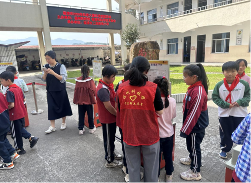 科普大篷車駛?cè)敫Ｇ迳限?科學(xué)之光點亮梧崗校園