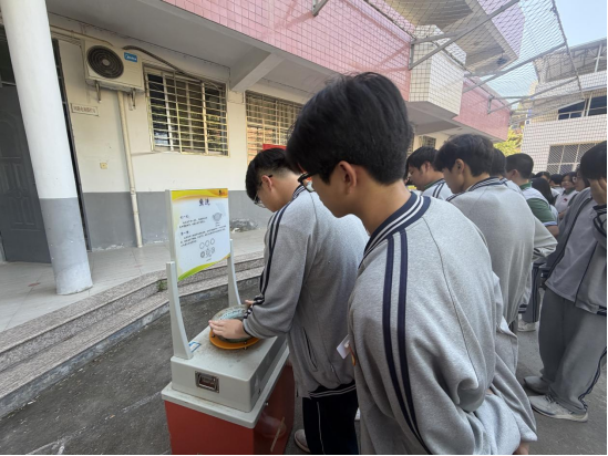 零距離觸摸科學——福州科技館科普大篷車駛?cè)腴}清縣第二中學