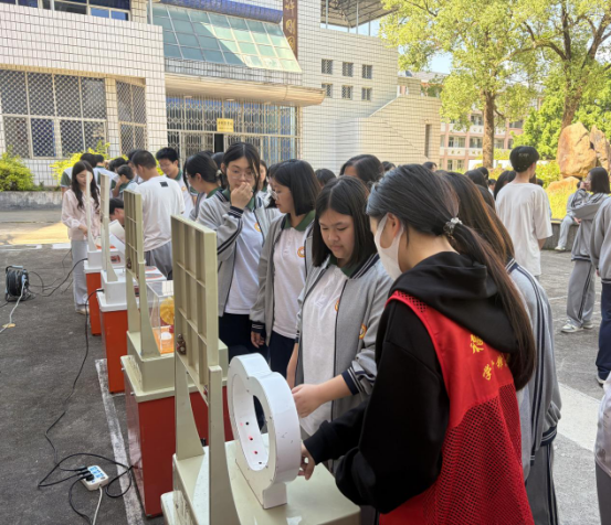 零距離觸摸科學——福州科技館科普大篷車駛?cè)腴}清縣第二中學