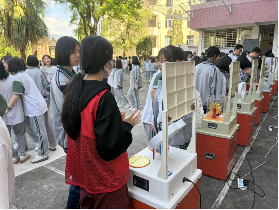 零距離觸摸科學——福州科技館科普大篷車駛?cè)腴}清縣第二中學