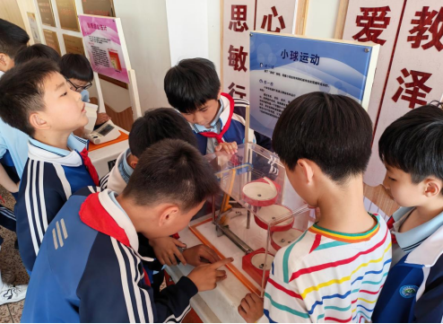 “科普潤校園 童心探科學(xué)”福州科技館 科普大篷車走進(jìn)福清市龍?zhí)镏行男W(xué)