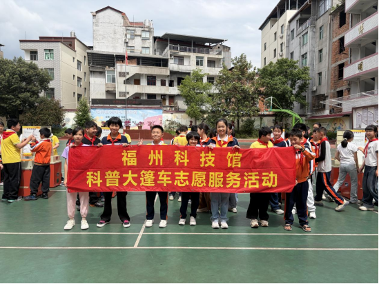 播撒科學(xué)種子 守護(hù)健康成長(zhǎng)——科普大篷車(chē)駛?cè)腴}清縣省璜鎮(zhèn)中心小學(xué)