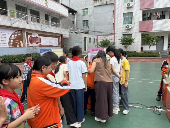 播撒科學(xué)種子 守護(hù)健康成長(zhǎng)——科普大篷車(chē)駛?cè)腴}清縣省璜鎮(zhèn)中心小學(xué)