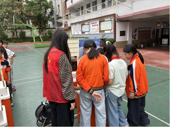 播撒科學(xué)種子 守護(hù)健康成長(zhǎng)——科普大篷車(chē)駛?cè)腴}清縣省璜鎮(zhèn)中心小學(xué)