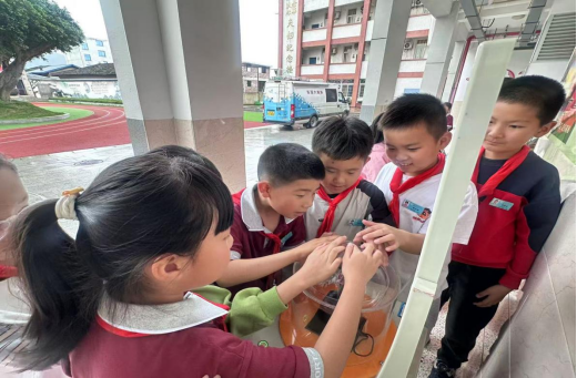 科普下鄉(xiāng)送服務(wù) 精準(zhǔn)輔導(dǎo)惠童心 福州科技館科普大篷車(chē)駛?cè)腴}清縣坂東鎮(zhèn)中心小學(xué)