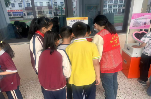 科普下鄉(xiāng)送服務(wù) 精準(zhǔn)輔導(dǎo)惠童心 福州科技館科普大篷車(chē)駛?cè)腴}清縣坂東鎮(zhèn)中心小學(xué)