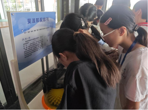 科學(xué)潤心田 風(fēng)華啟少年 ——福州科技館科普大篷車駛?cè)腴}清縣省璜初級中學(xué) 科學(xué)潤心田 風(fēng)華啟少年 ——福州科技館科普大篷車駛?cè)腴}清縣省璜初級中學(xué)