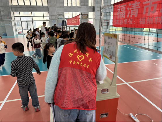 科技魅力零距離——福州科技館科普大篷車駛?cè)敫Ｇ搴？谥行男W(xué)