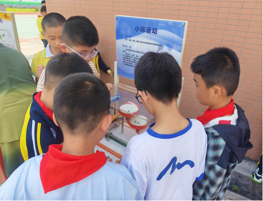 智啟科學(xué)探索 點亮少年童心 ——福州科技館科普大篷車駛?cè)腴}清縣云龍鄉(xiāng)中心小學(xué)