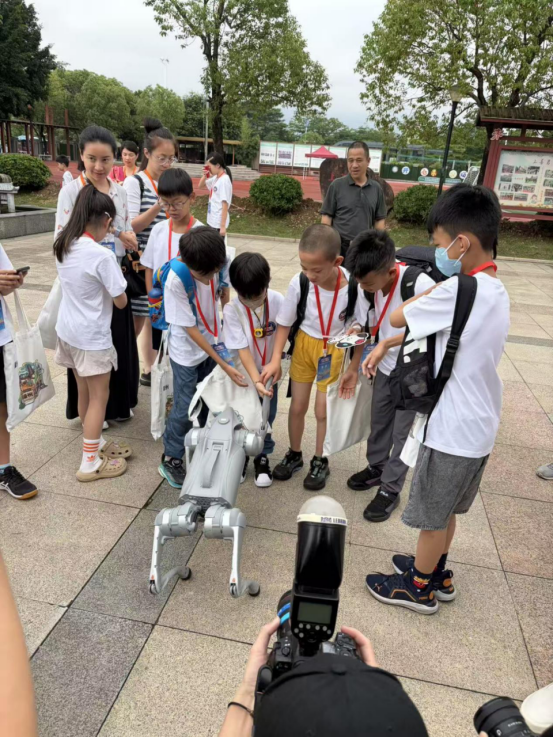 科技點亮童心，融合連接未來——福州科技館科普大篷車駛?cè)敫Ｖ荽髮W(xué)附屬實驗學(xué)校