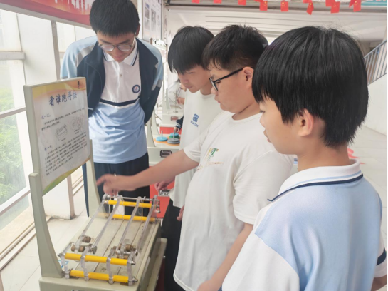 智趣科普進(jìn)校園 科創(chuàng)筑夢向未來   ——福州科技館科普大篷車駛?cè)敫Ｇ迨旋執(zhí)锍跫壷袑W(xué)
