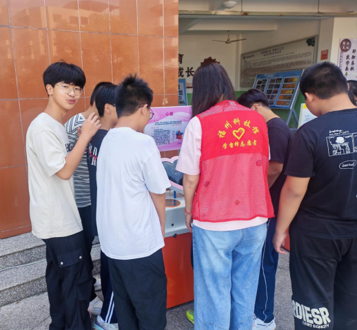 以實踐探真知 讓科學(xué)浸潤中學(xué)課堂 ——福州科技館科普大篷車駛?cè)腴}清縣白樟初級中學(xué)