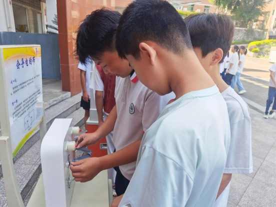 以實踐探真知 讓科學(xué)浸潤中學(xué)課堂 ——福州科技館科普大篷車駛?cè)腴}清縣白樟初級中學(xué)